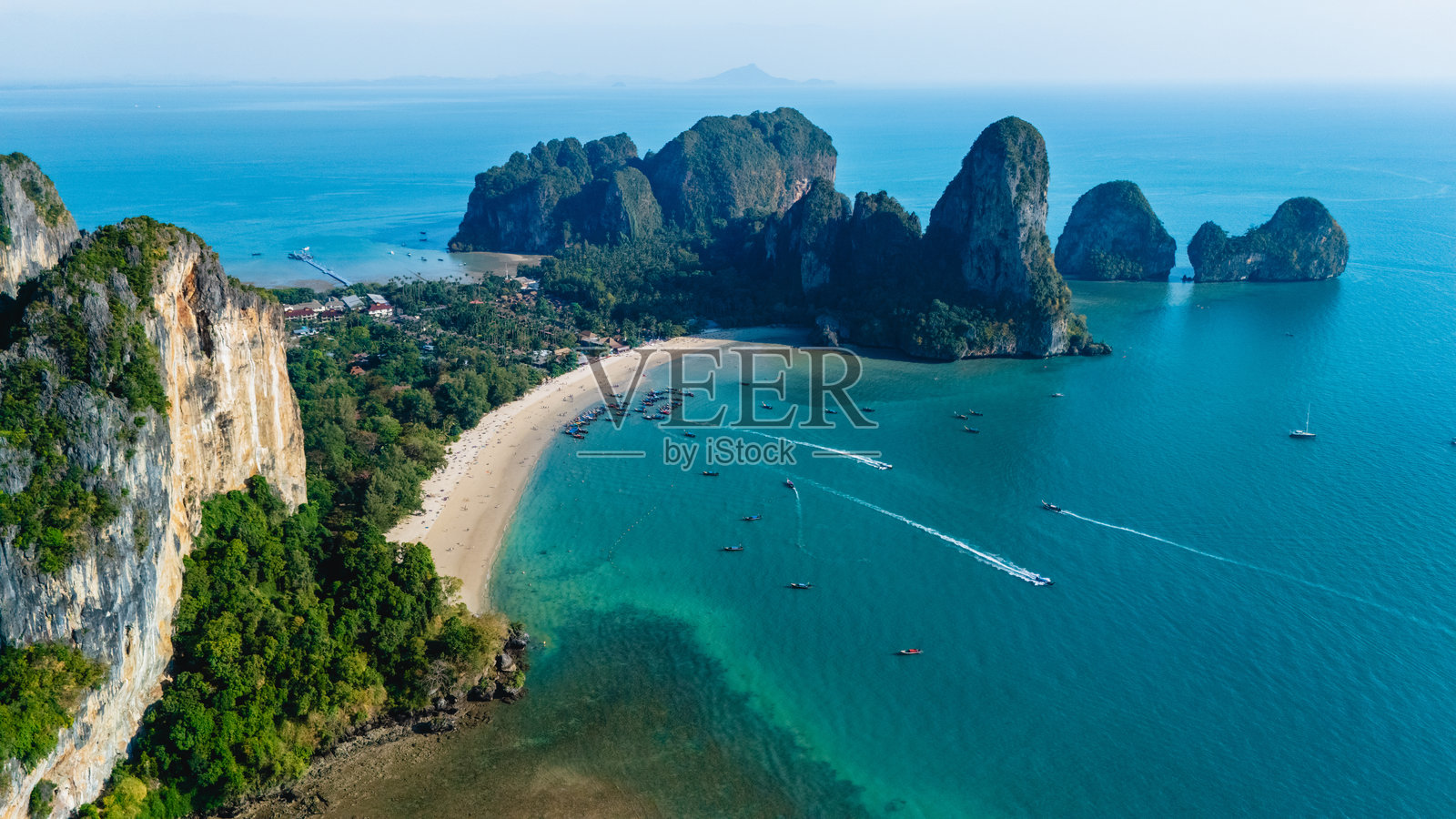 在阳光明媚的日子里,探索泰国甲米的Railay海滩令人惊叹的美丽照片摄影图片