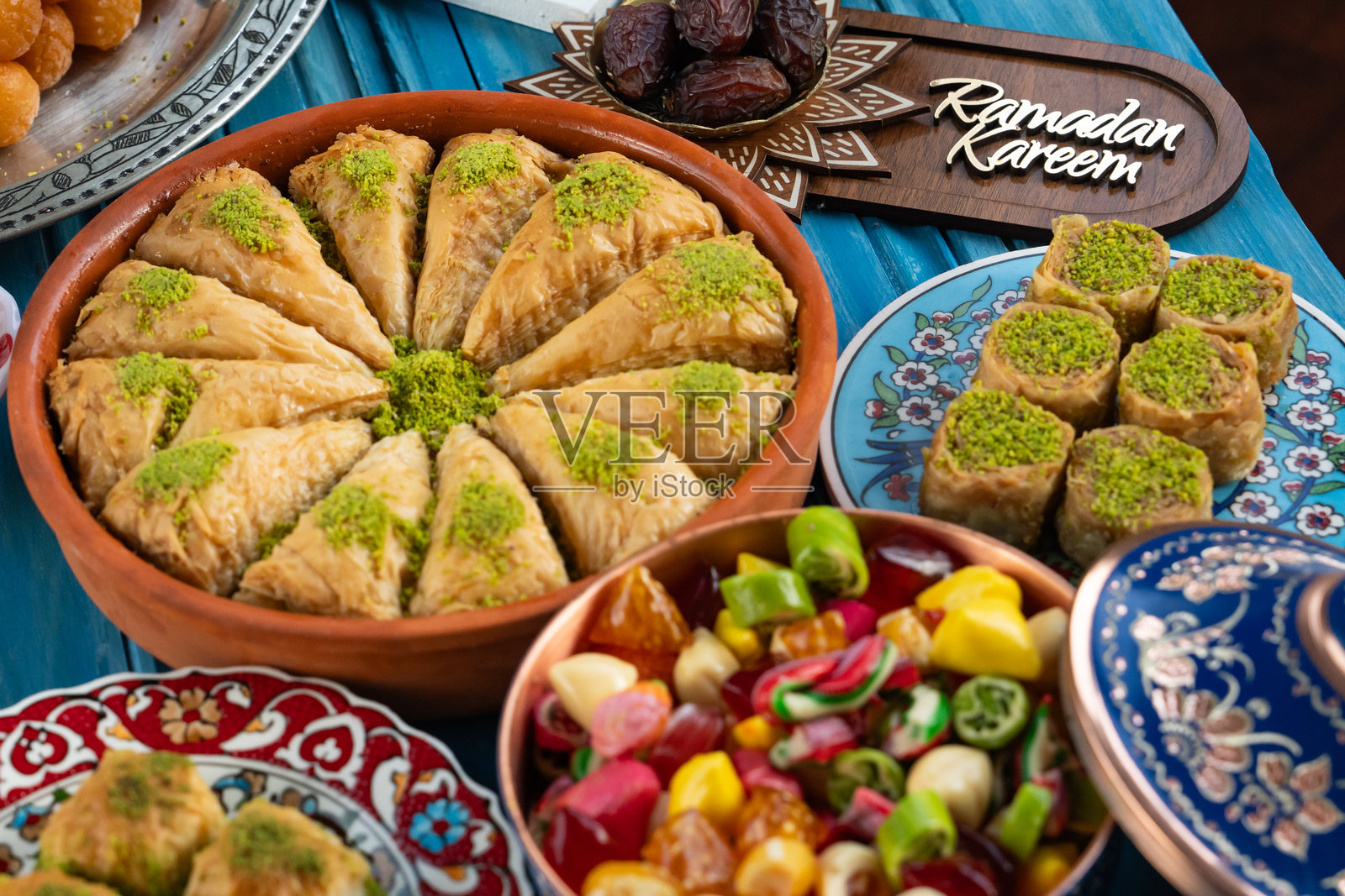 传统的拉马丹奥斯曼美食甜点,土耳其软糖和巴克拉瓦照片,伊斯坦布尔Üsküdar,土耳其照片摄影图片