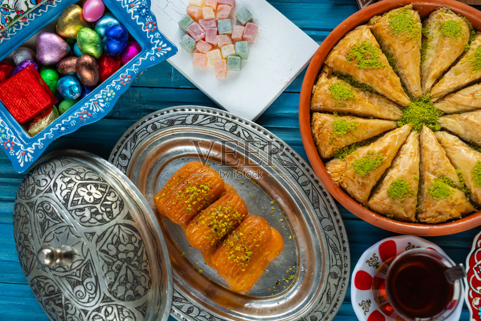 传统的拉马丹奥斯曼美食甜点,土耳其软糖和巴克拉瓦照片,伊斯坦布尔Üsküdar,土耳其照片摄影图片