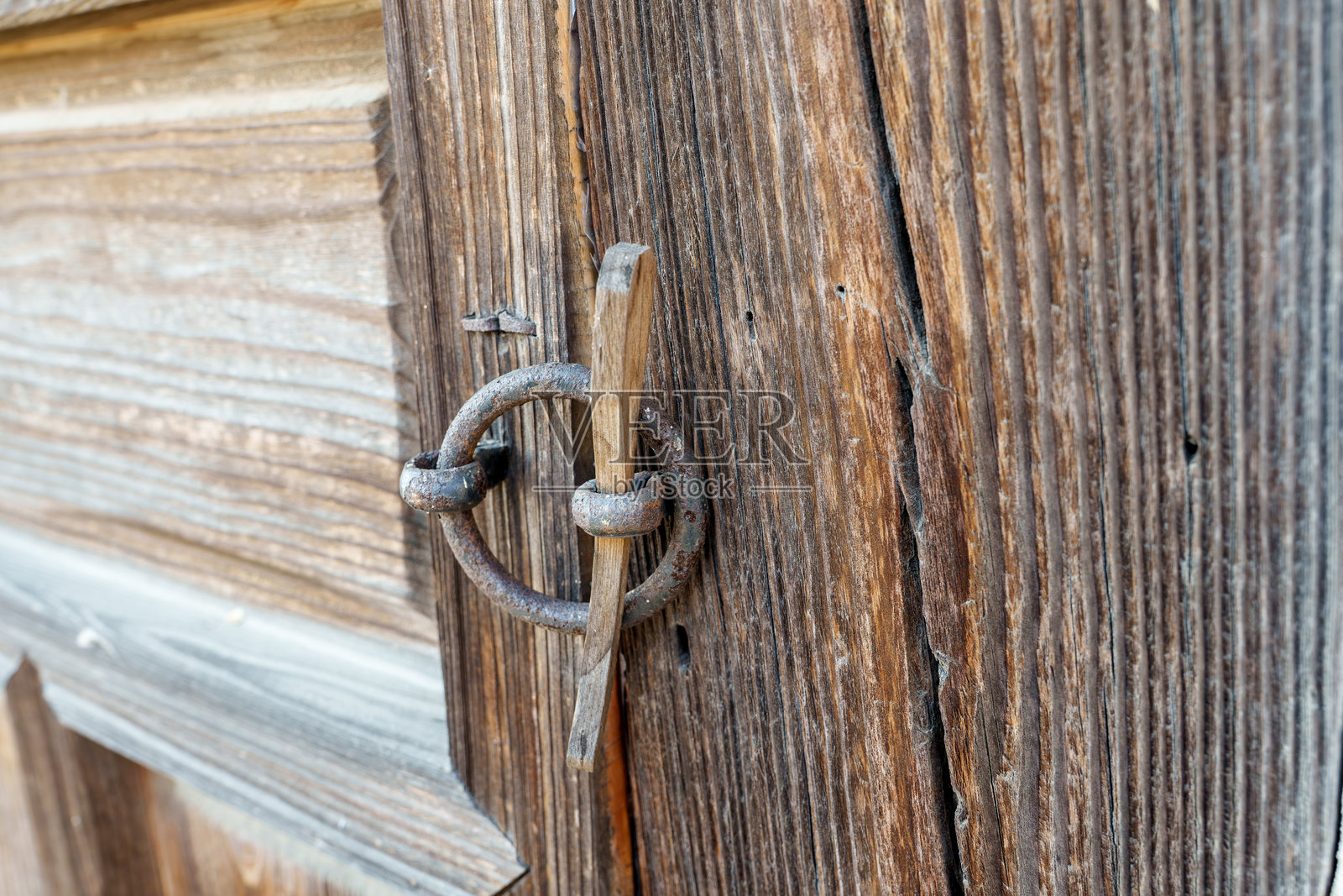 传统韩国韩屋的门锁环(庆州阳洞村,韩国)照片摄影图片