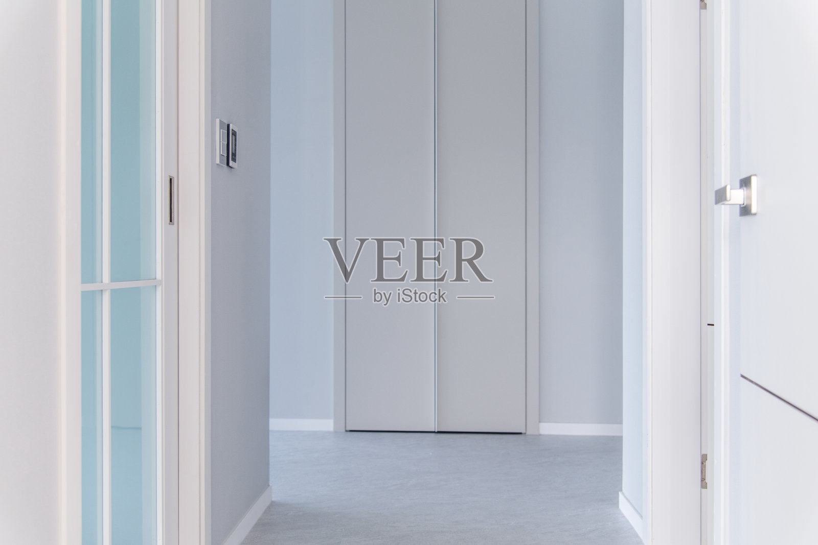 公寓楼内的走廊,配有门和橱柜照片摄影图片