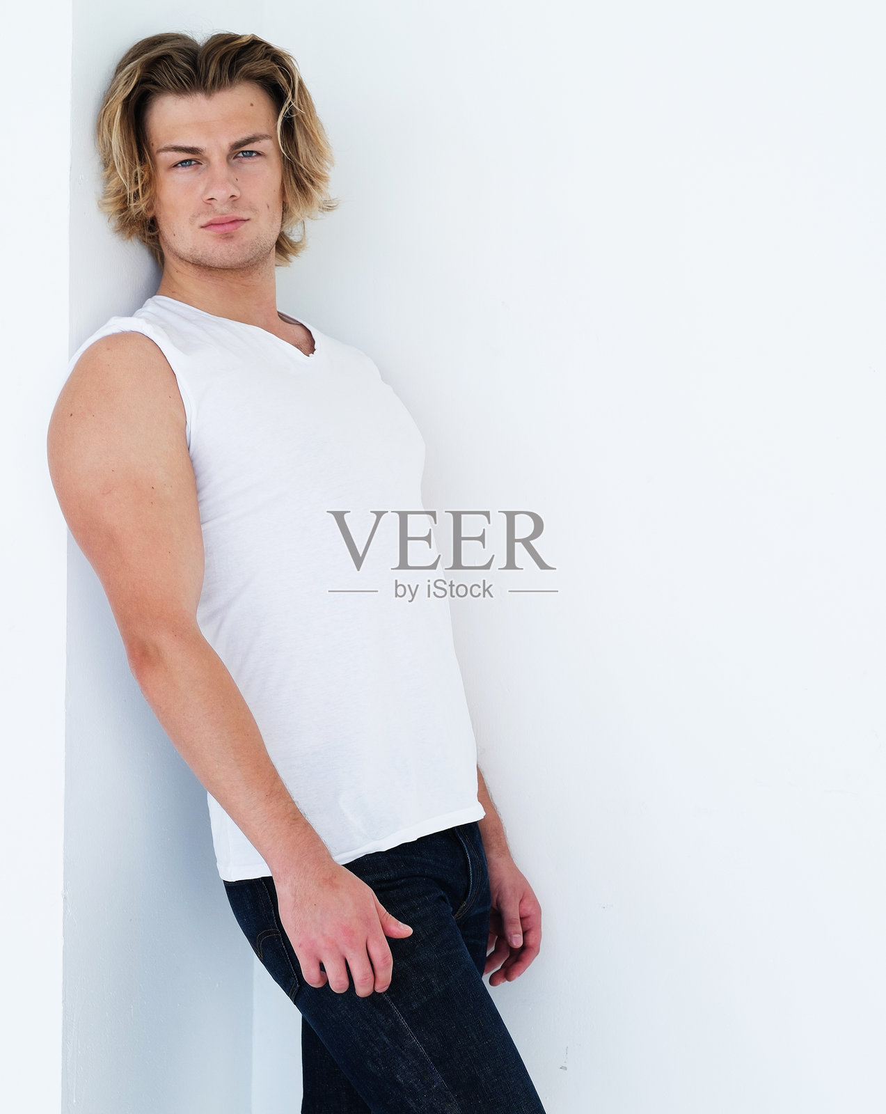 年轻帅气的男人。照片摄影图片