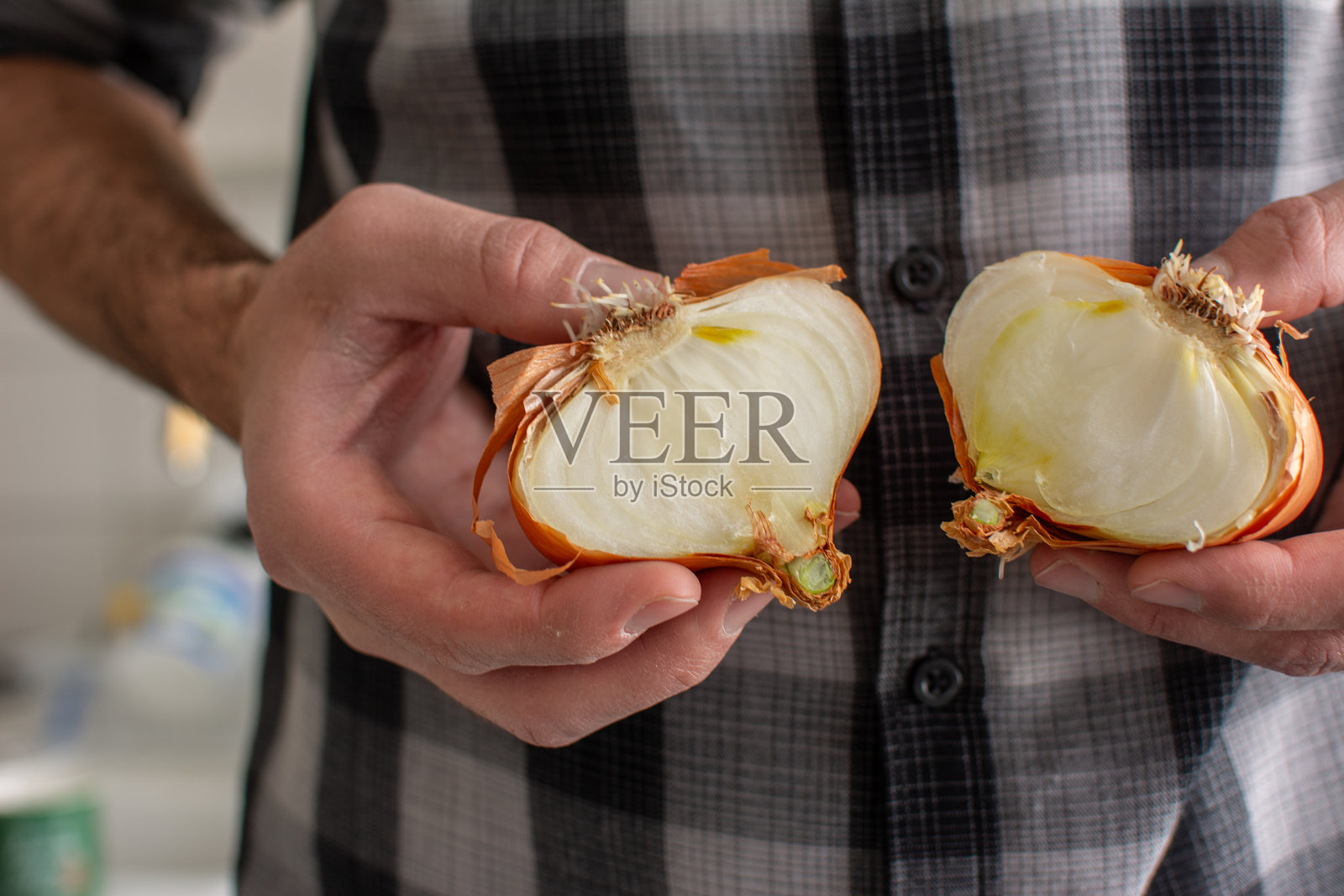 特写镜头下,一个男人的手正在拿起切好的红洋葱照片摄影图片