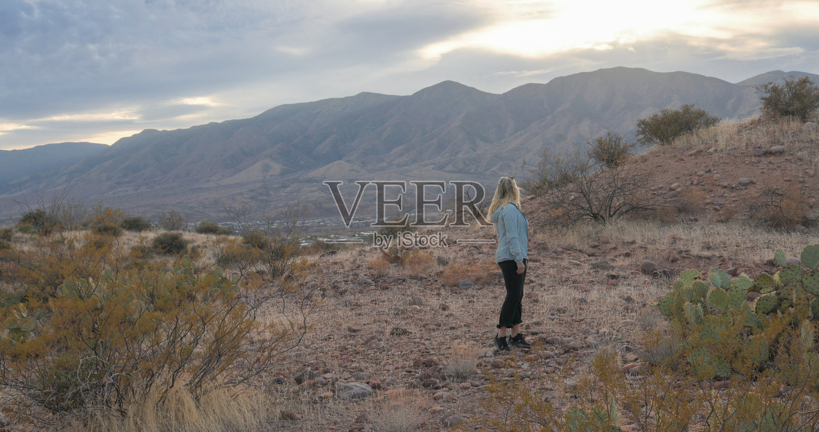 女性徒步旅行者探索沙漠景观照片摄影图片