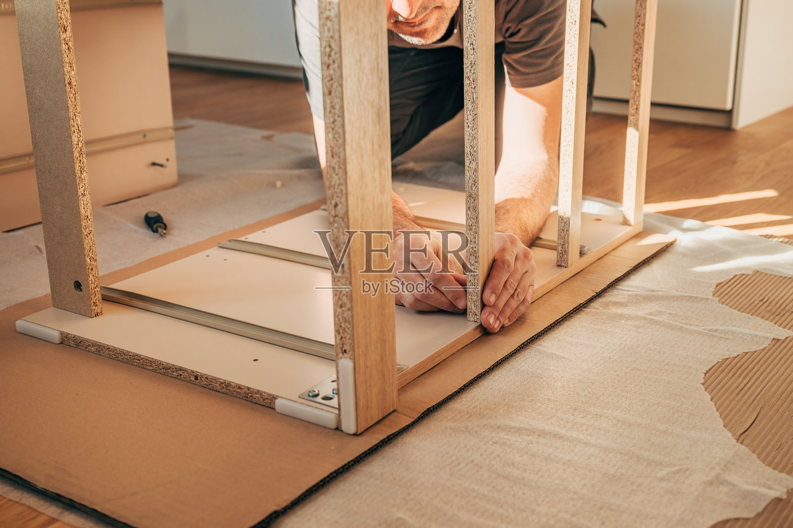 男子在家组装家具进行DIY项目照片摄影图片