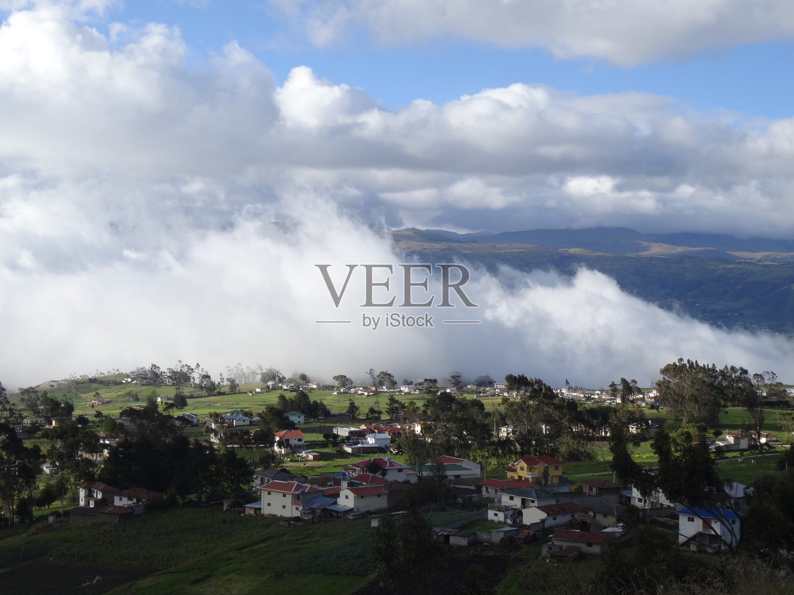 自然风光。村庄。农作物与山脉。照片摄影图片