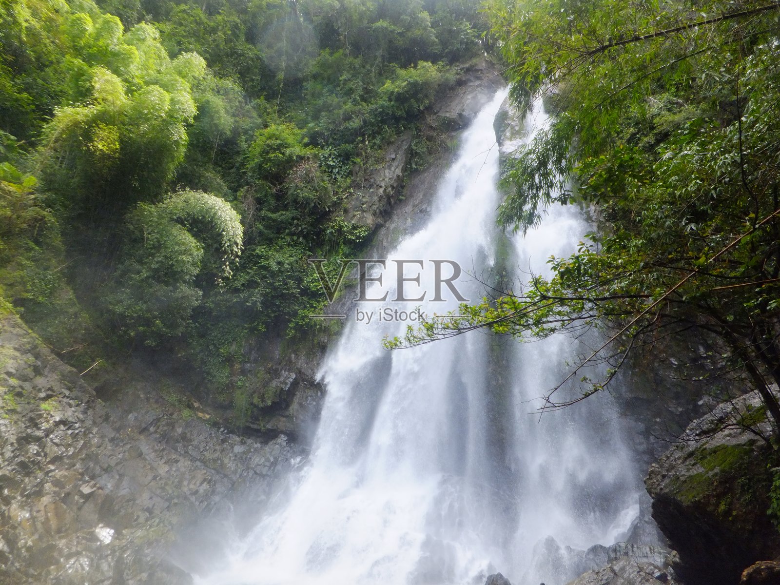 雾气缭绕的瀑布照片摄影图片