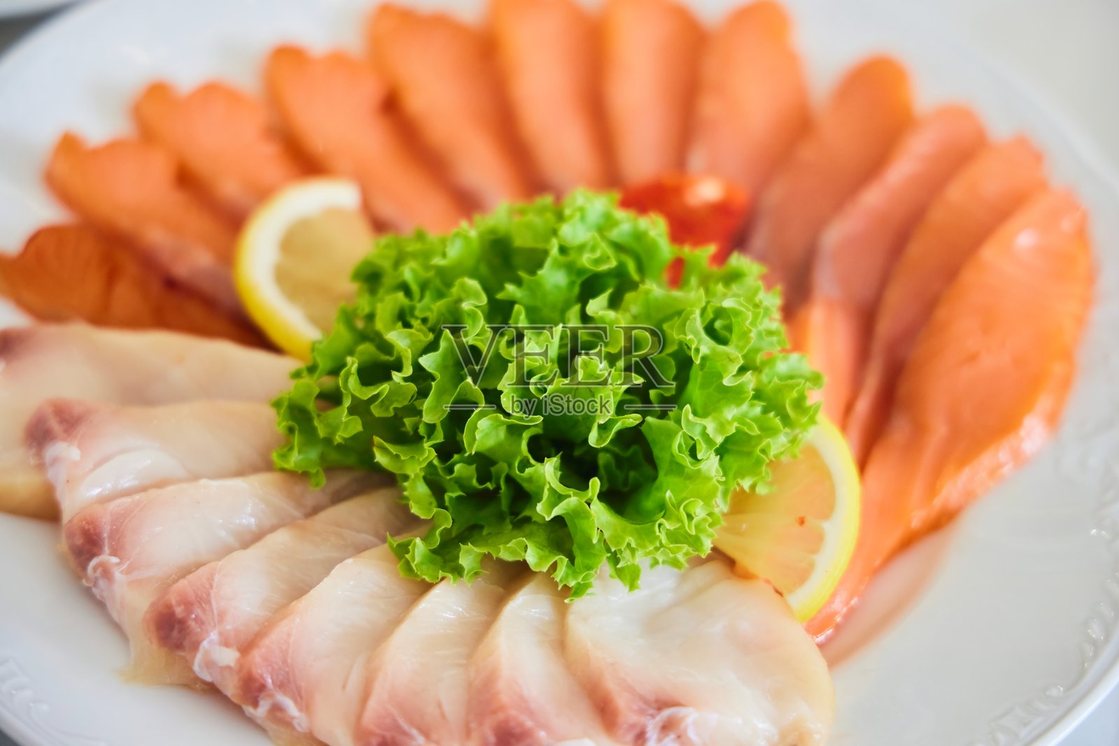 盘子上的节日菜肴。几种鱼类。照片摄影图片