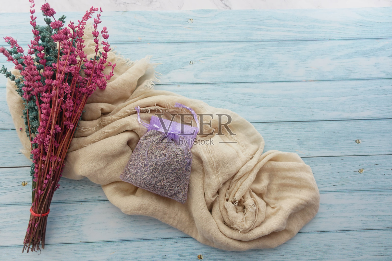 色彩缤纷的干花与柔软的纺织品和薰衣草香包的搭配照片摄影图片