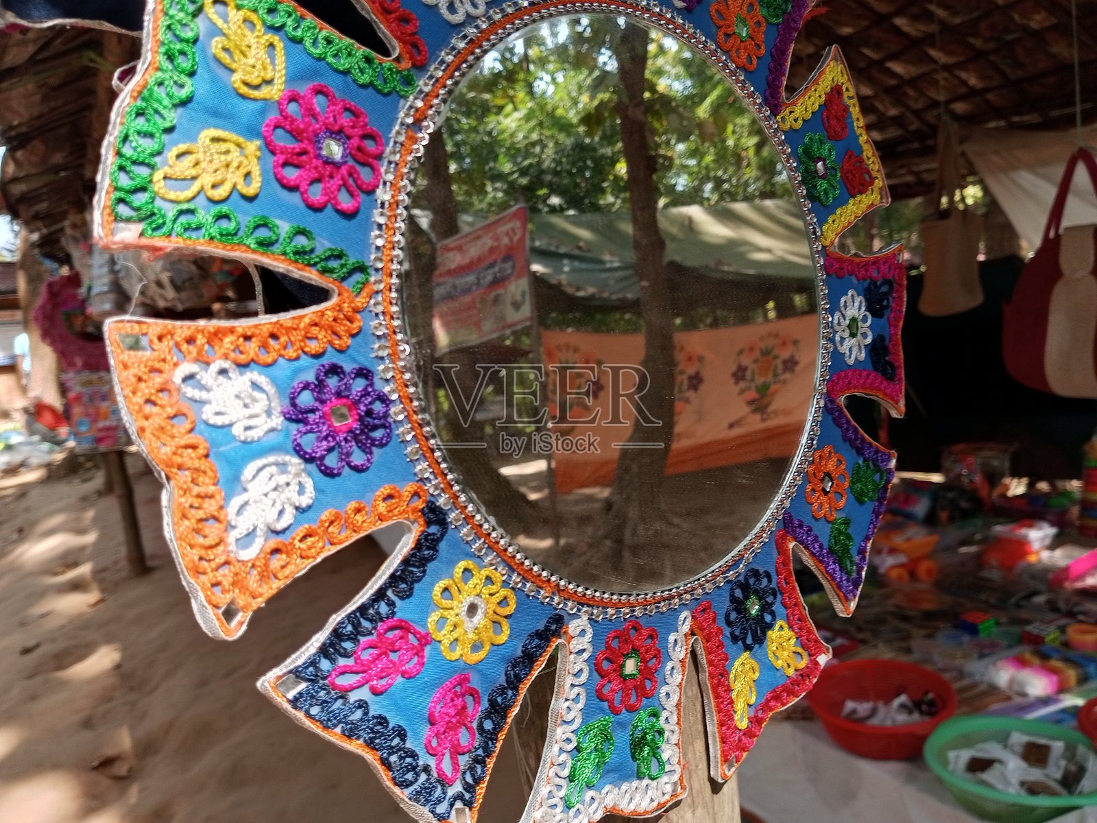 来自乡村的色彩斑斓设计镜子。新婚新娘的镜子。照片摄影图片