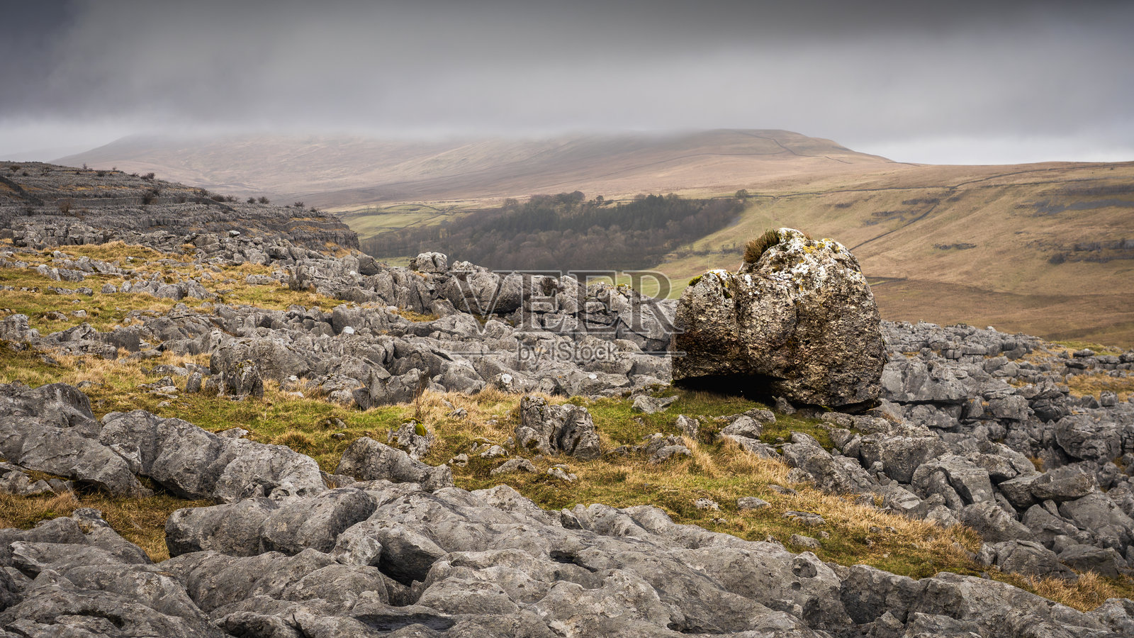 英格兰约克郡山谷的英格尔顿附近的金斯代尔的漂砾和奶酪压石照片摄影图片