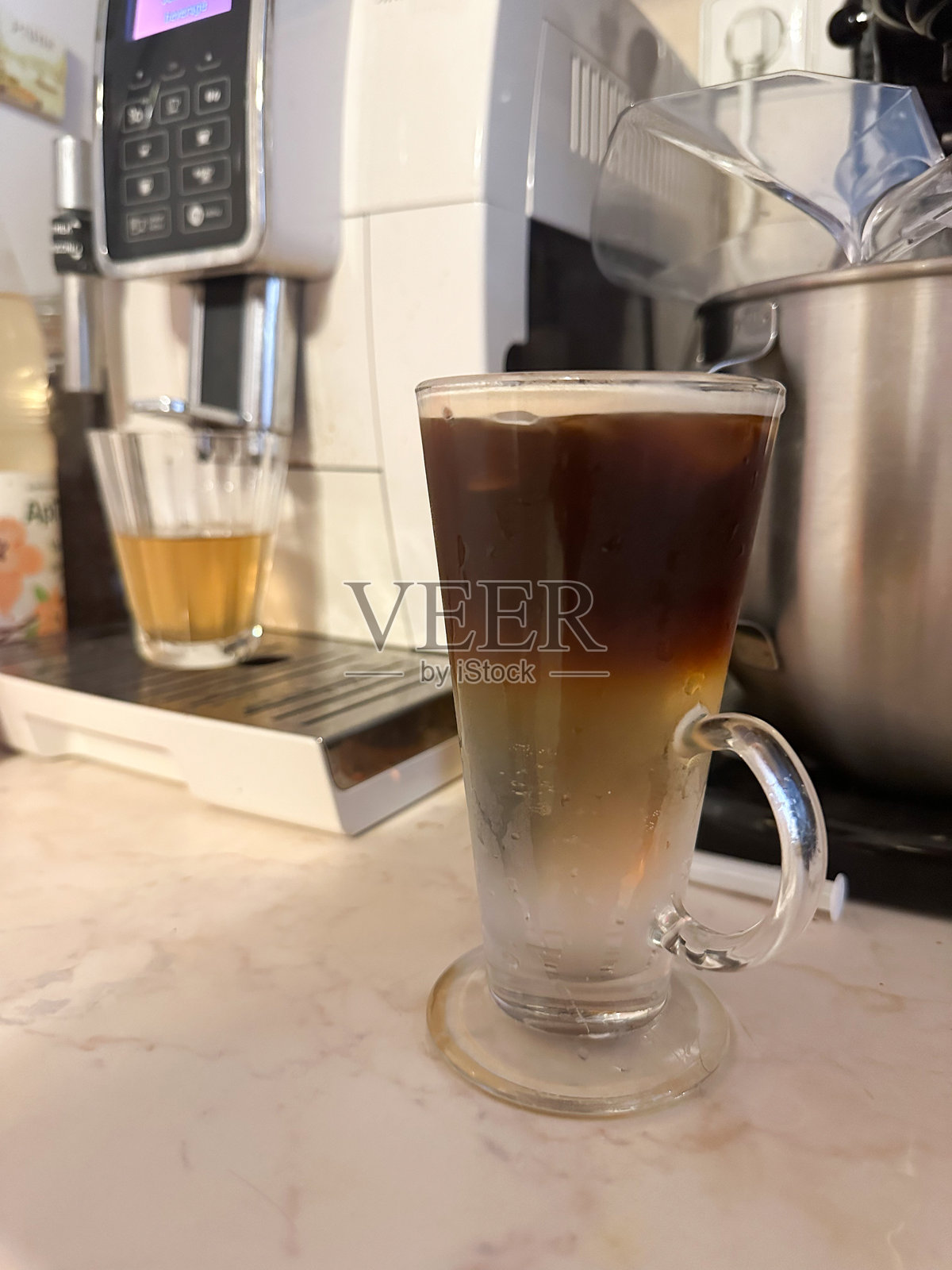 大理石台面上的玻璃杯与浓缩咖啡通宁。照片摄影图片