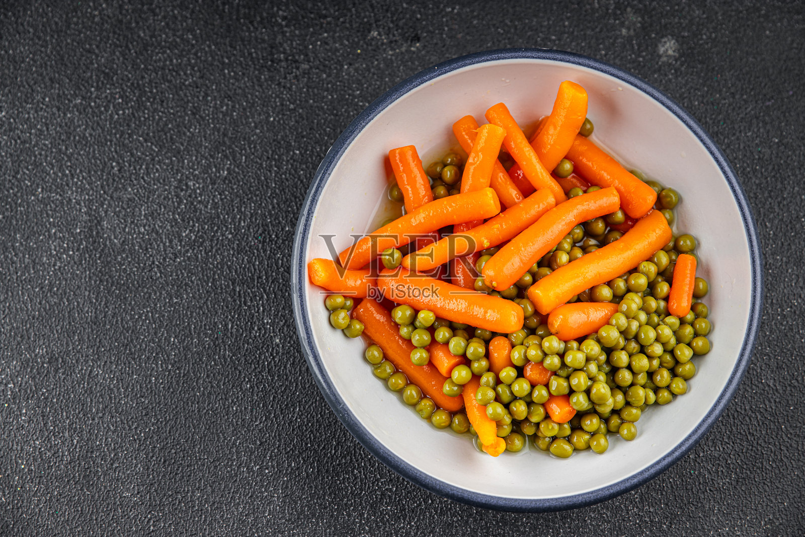 新鲜美味的绿豌豆和胡萝卜罐头食品,乡村风格的美食背景,桌面俯视图,留白空间,适合生酮和古饮食,素食和纯素食。照片摄影图片
