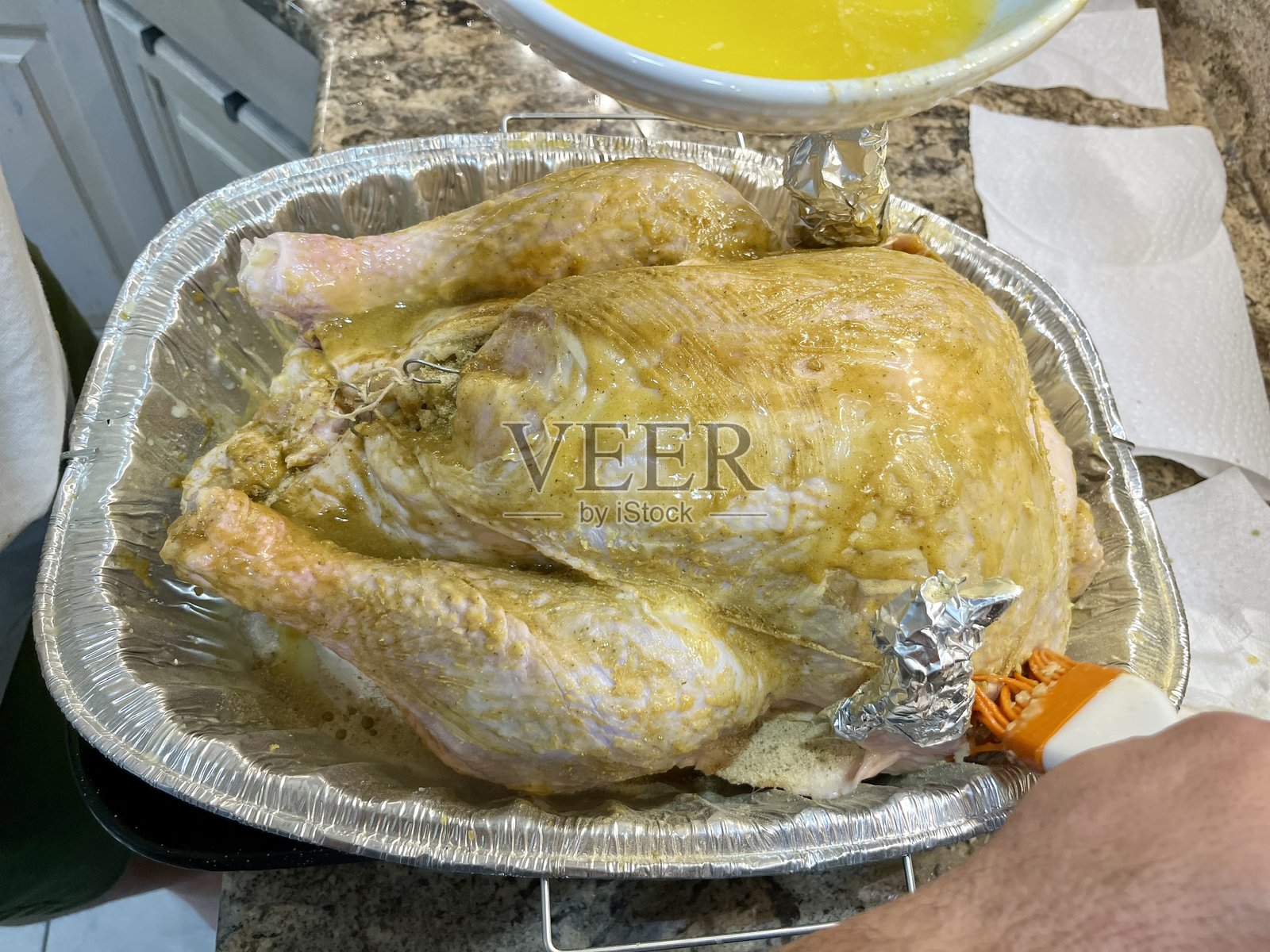 给火鸡涂抹黄油照片摄影图片