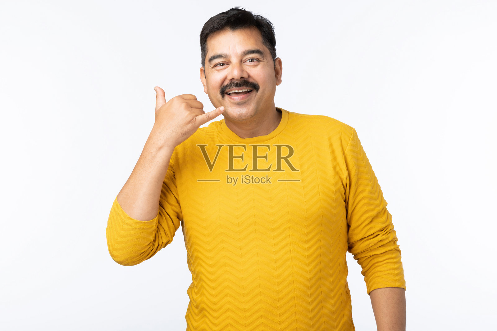 现代中年男子穿着黄色T恤的肖像,背景为白色。照片摄影图片