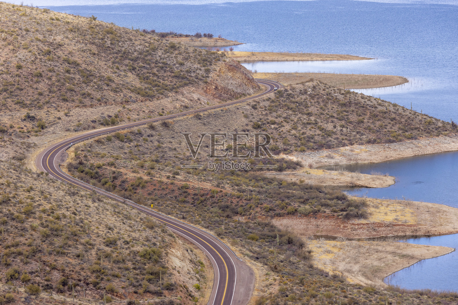 沙漠景观中湖边的高速公路鸟瞰图照片摄影图片