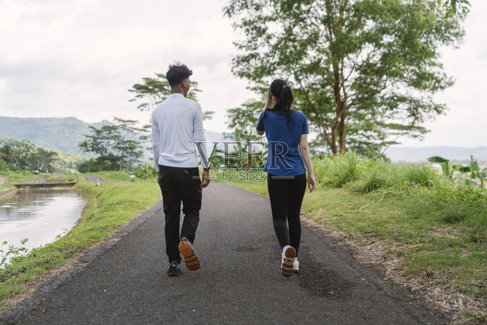 活跃的亚洲情侣在乡村地区散步锻炼的背影照片摄影图片