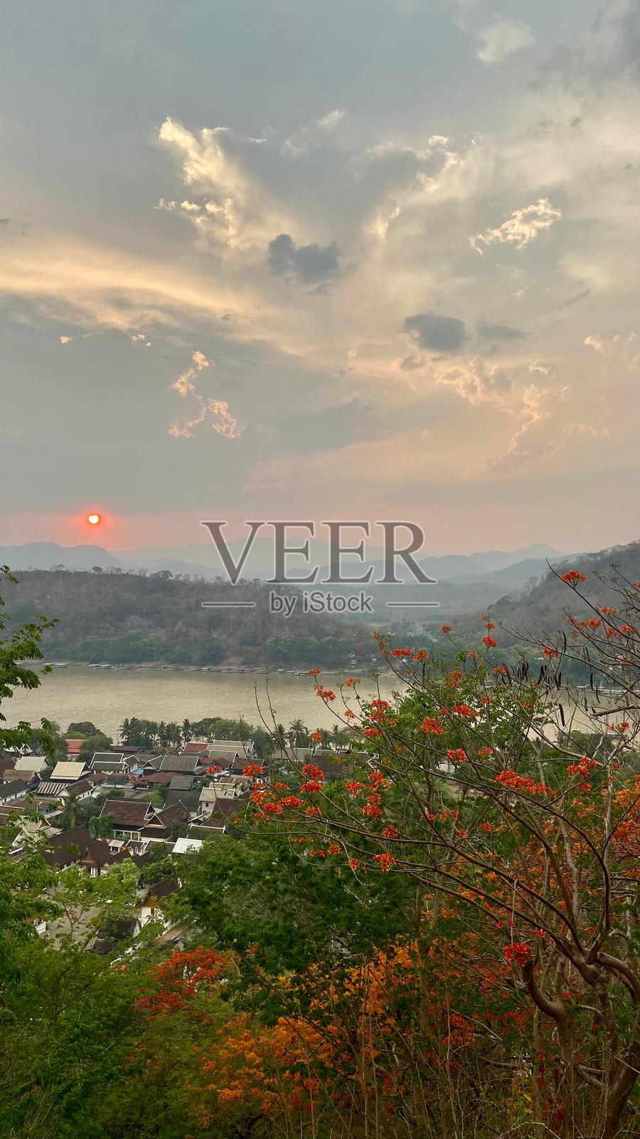 老挝湄公河上的日落照片摄影图片