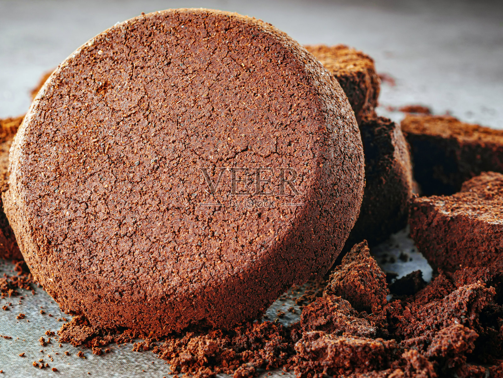 浓缩咖啡机的咖啡渣特写。灰色背景上的咖啡渣。照片摄影图片