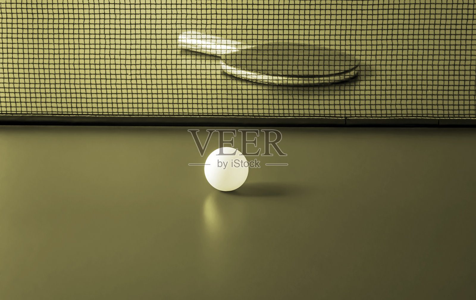 乒乓球拍和乒乓球。照片摄影图片