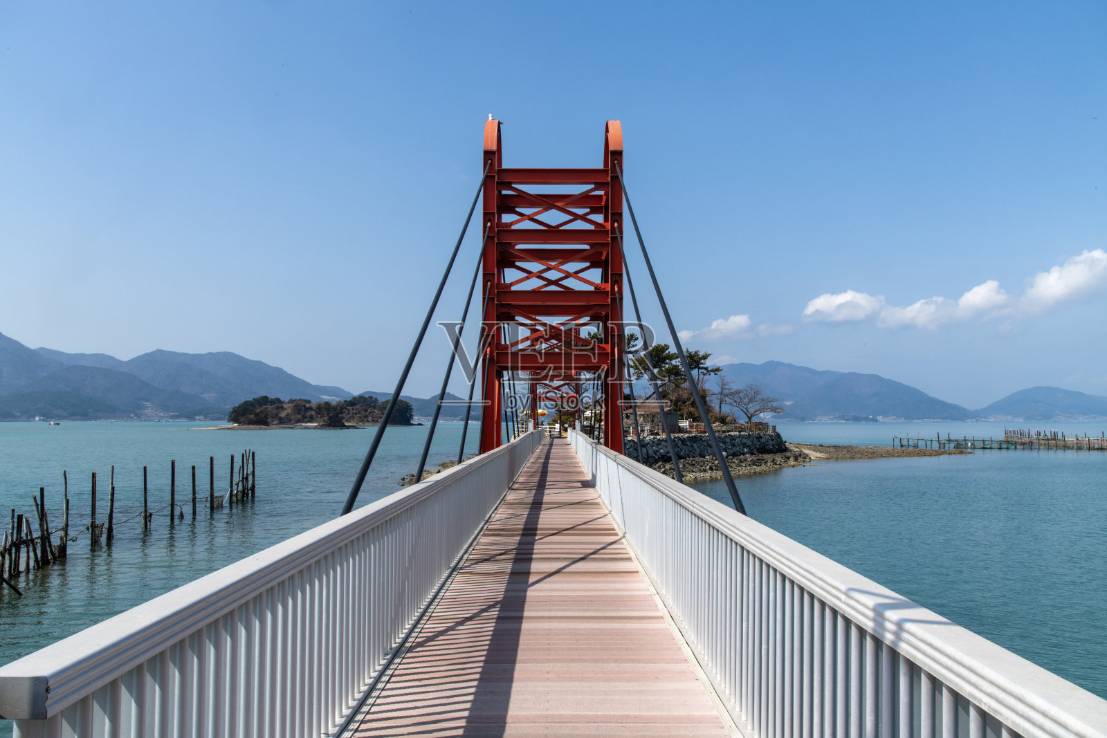 海上的小吊桥的人行道照片摄影图片