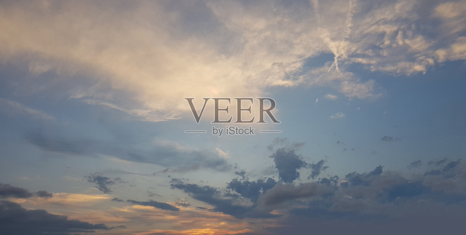 天空、云朵和阳光。美丽的户外自然背景照片摄影图片