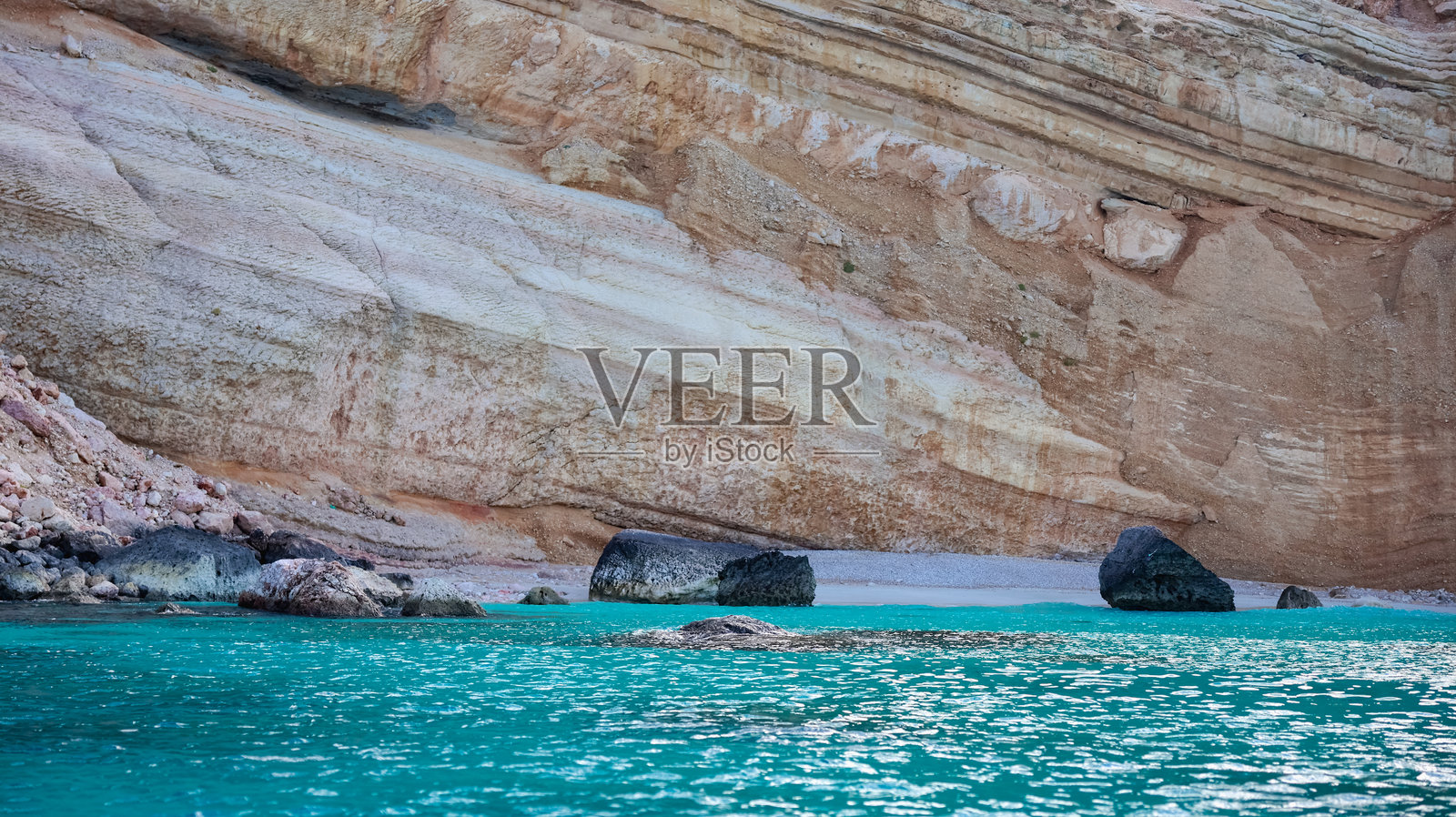 探索索科特拉的美丽肖阿布湾,碧蓝的海水与壮观的悬崖相映成趣照片摄影图片