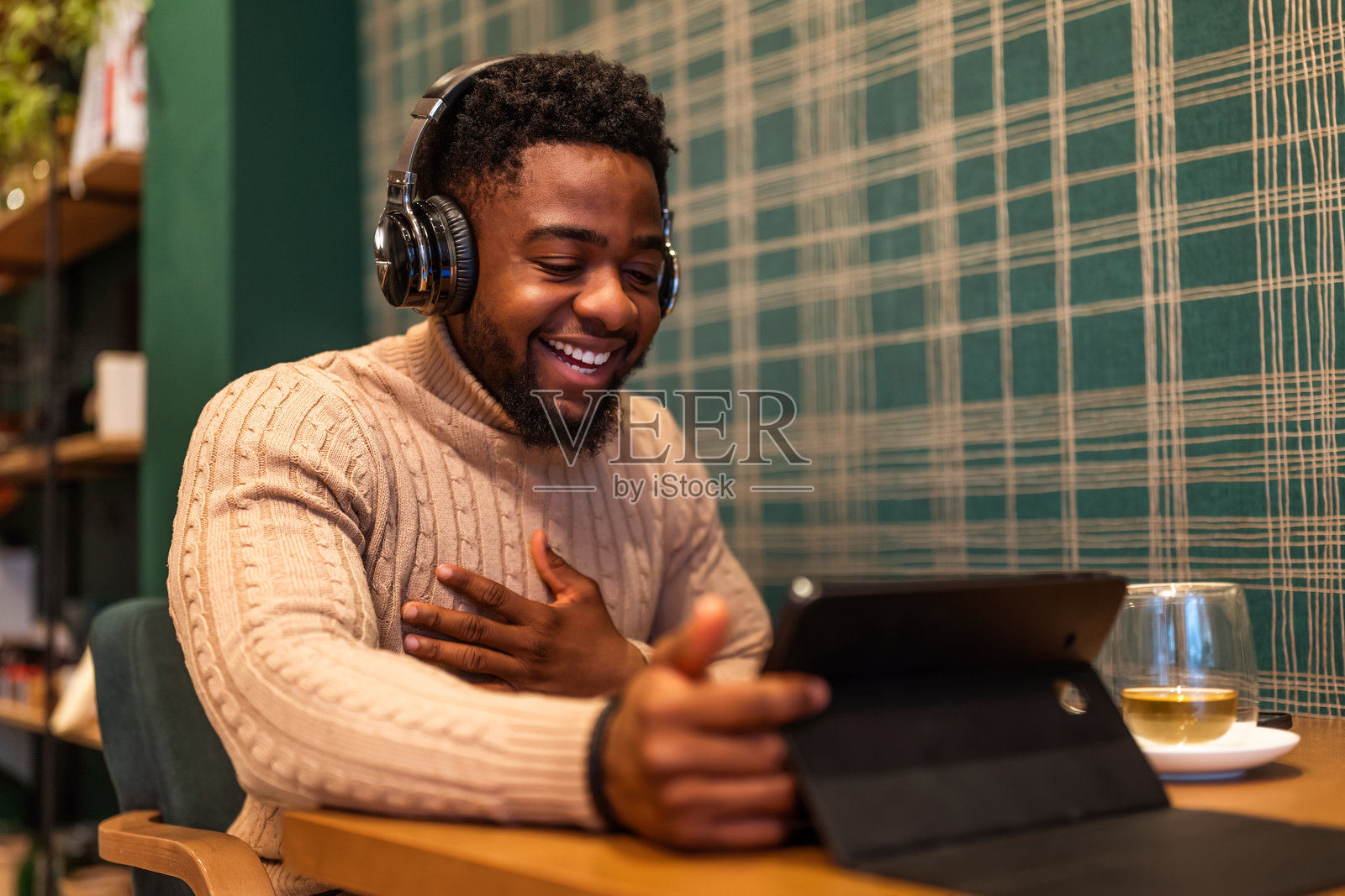 酒吧里的自由职业者照片摄影图片