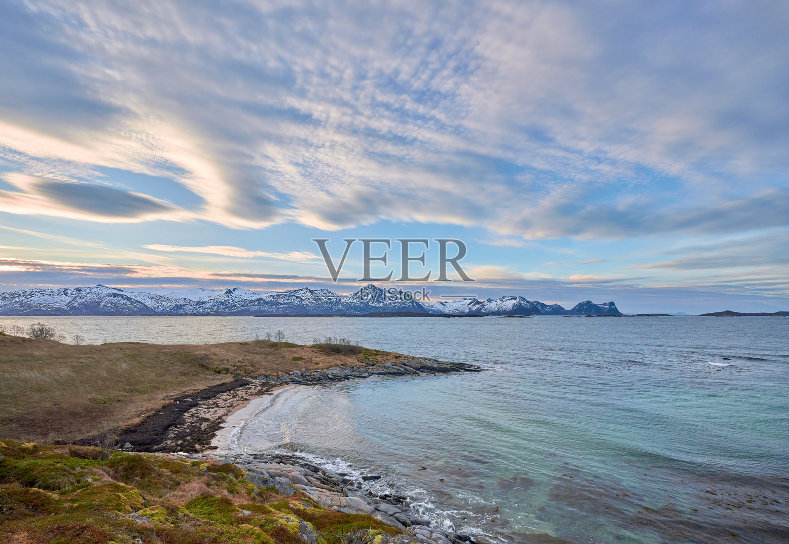 挪威北部塞尼亚岛的冬季峡湾风景照片摄影图片