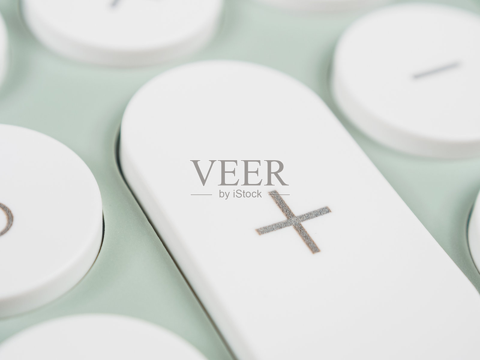 计算器键上的加号(+)符号,表示加法运算。照片摄影图片