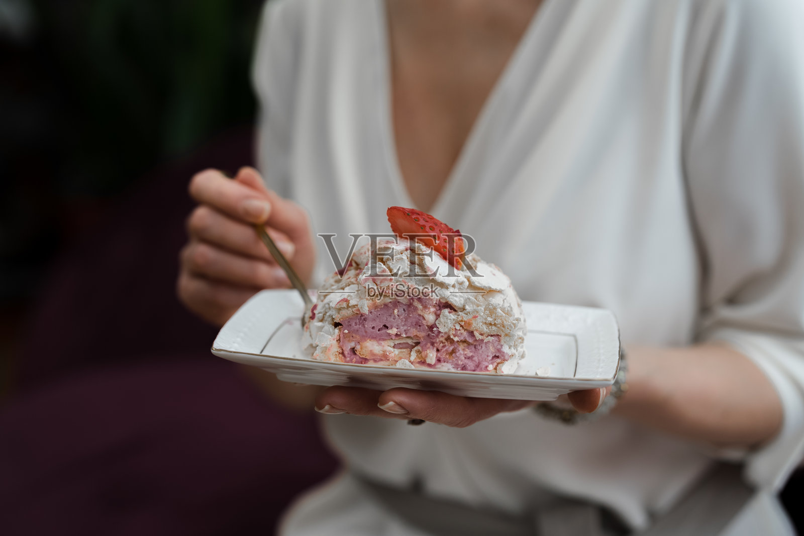 手持甜点的女性中部特写照片摄影图片