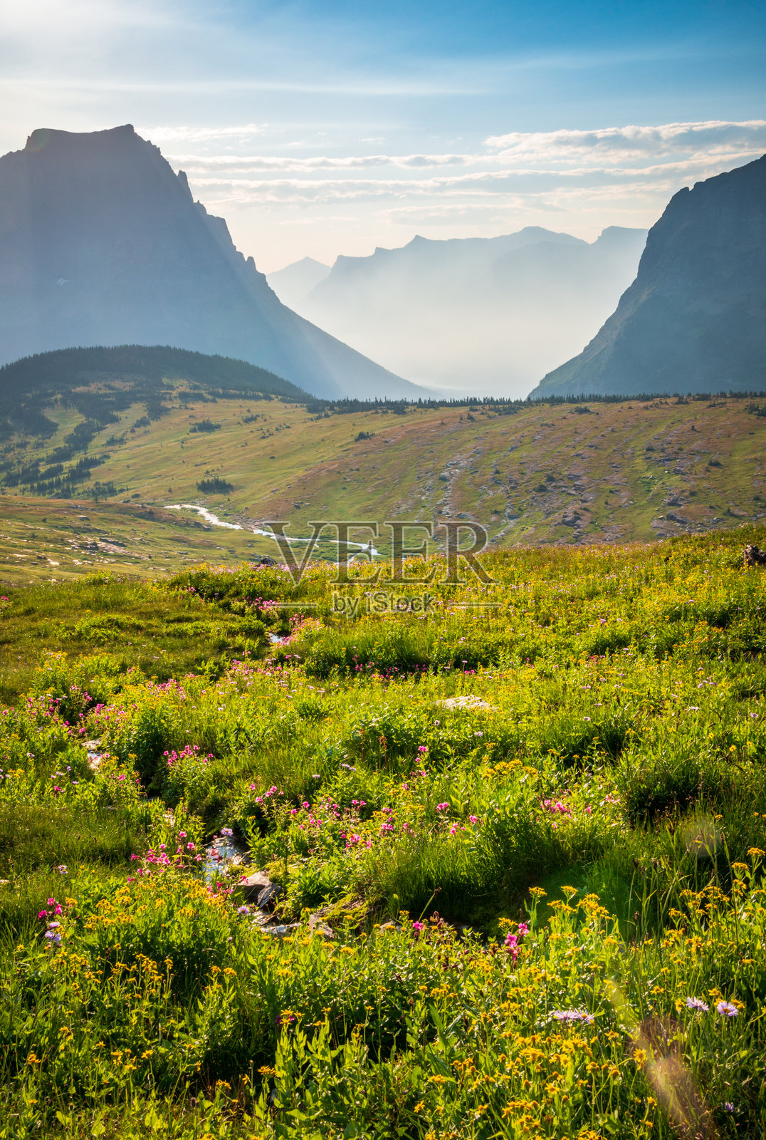 冰川国家公园隐秘湖展望台的日出照片摄影图片