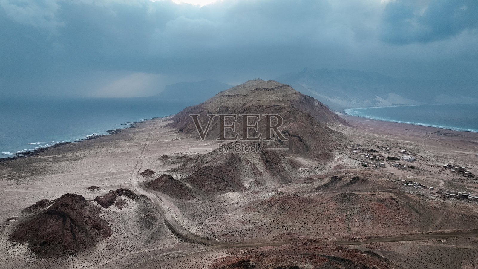 在戏剧性的天空下探索索科特拉海岸的崎岖美景照片摄影图片