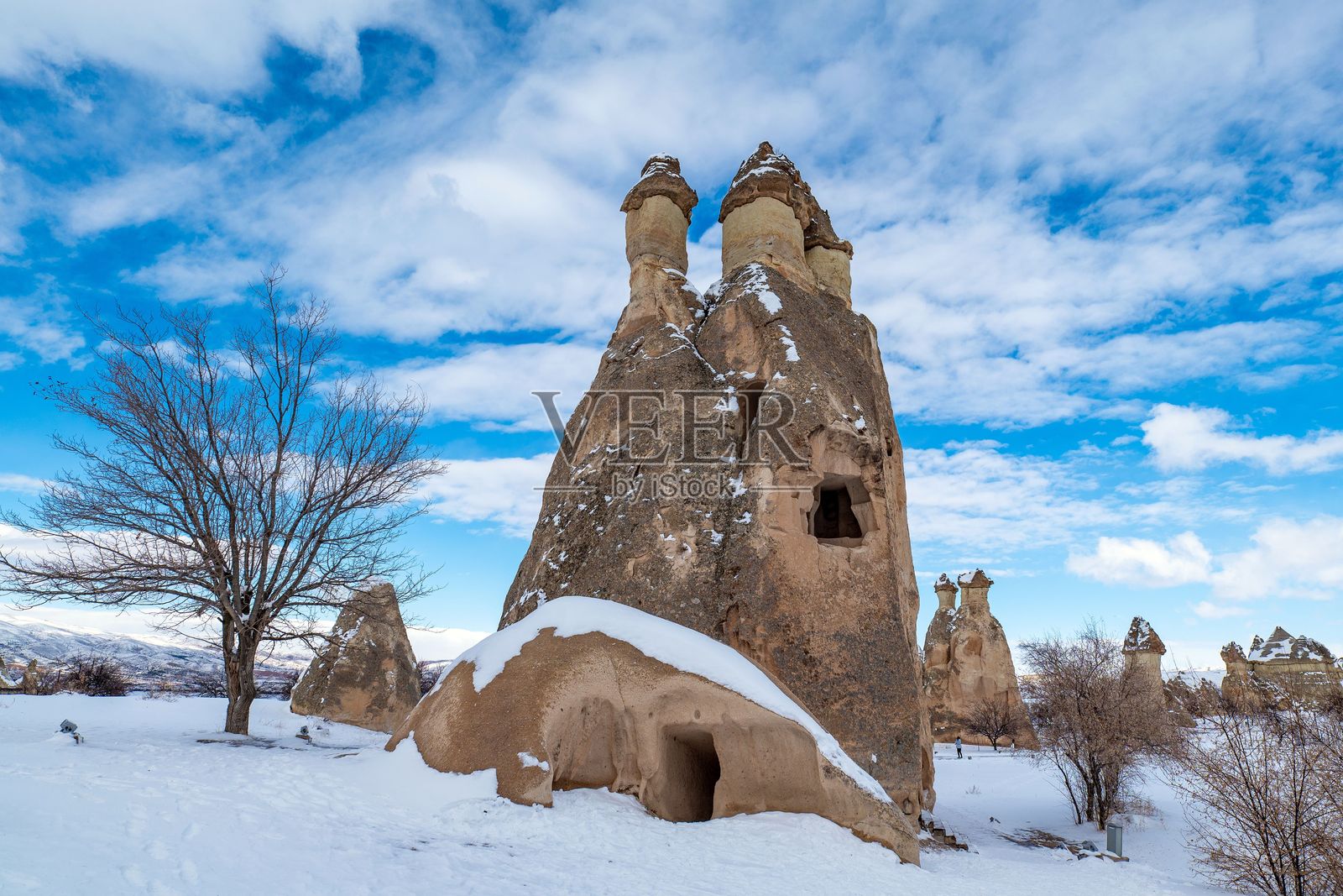 土耳其卡帕多奇亚的仙女烟囱,在蔚蓝的天空和零星的白云下。照片摄影图片