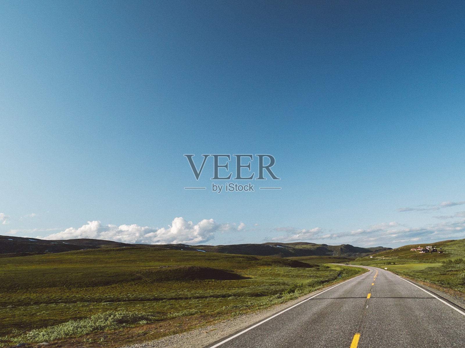 空旷的道路与晴朗的蓝天照片摄影图片