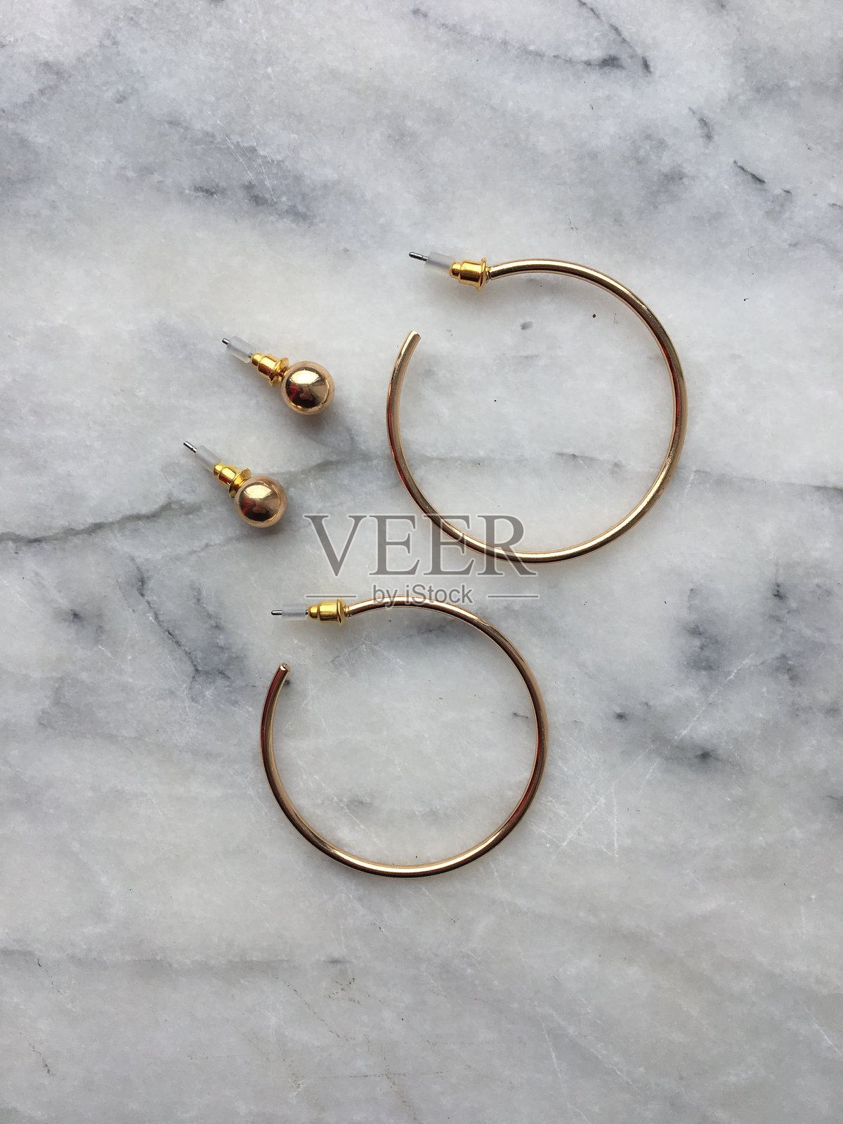 大理石上方直接拍摄的耳环照片摄影图片