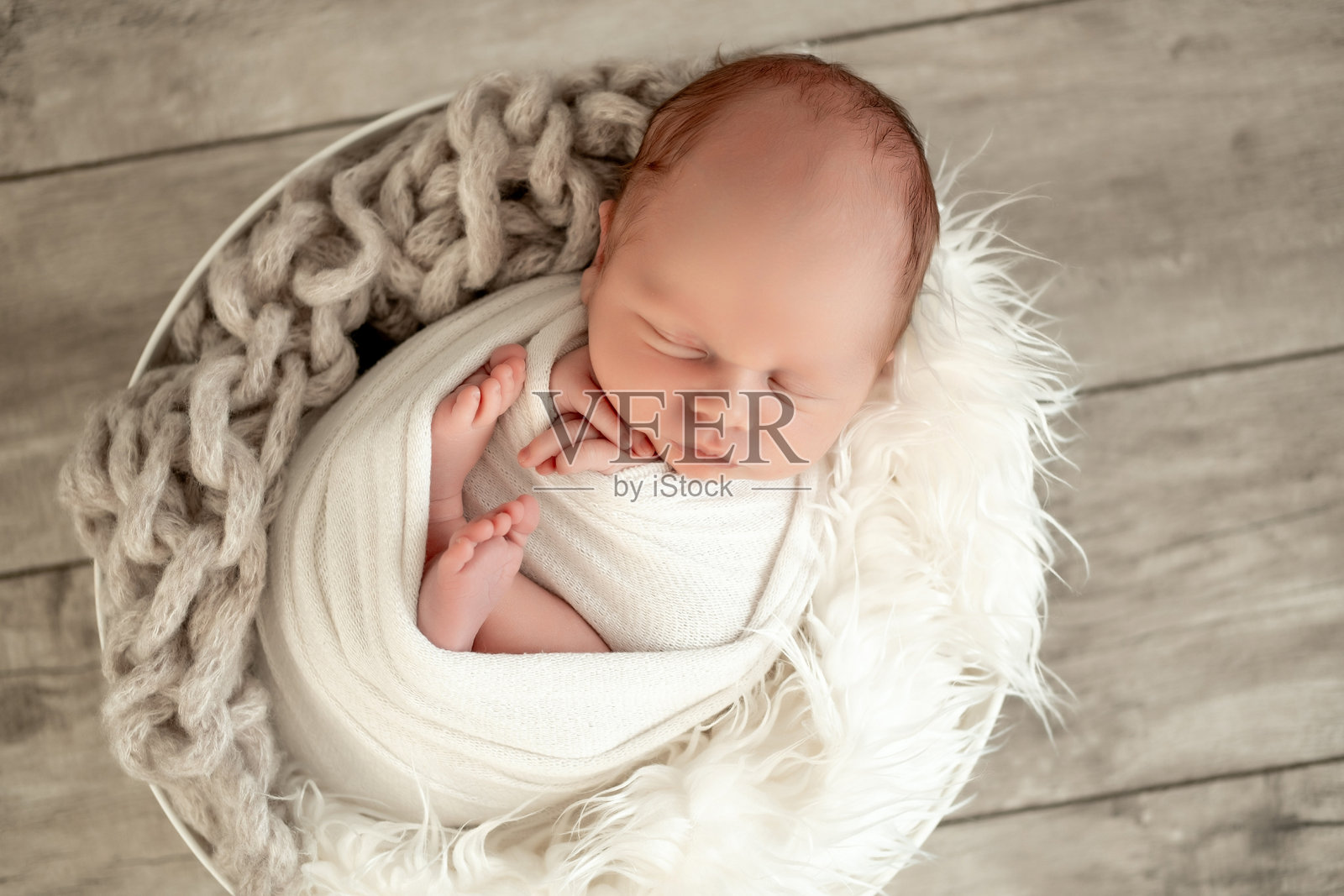 白色背景上的睡眠新生儿,留有文字空间,特写肖像,婴儿穿着尿布安静入睡照片摄影图片