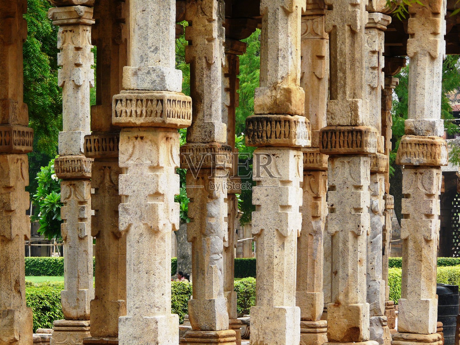 印度德里南部库特布复合体的石柱,带有装饰性浮雕,特写柱子照片摄影图片