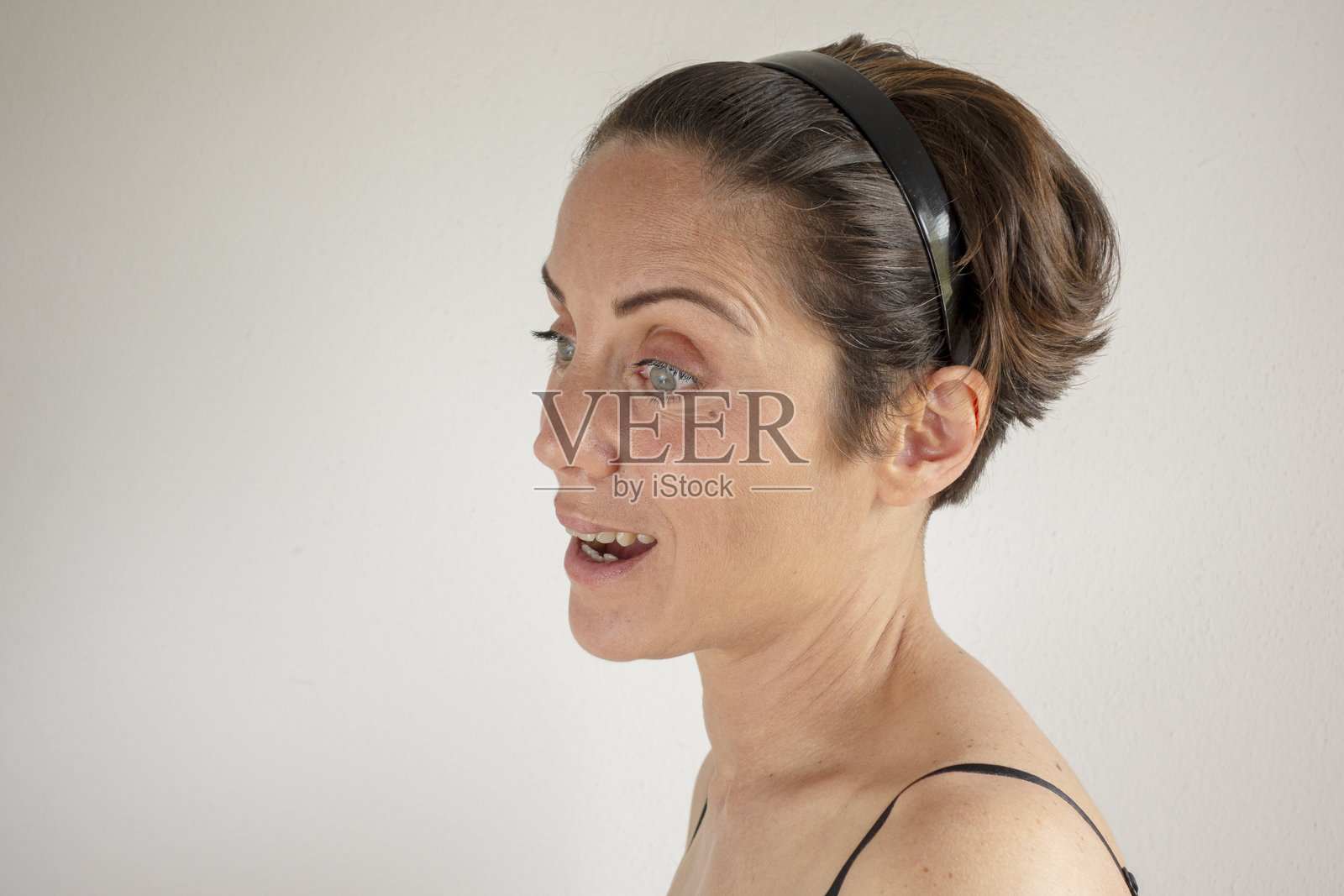 成年女性肖像照片。一个人。短发。摄影棚拍摄。照片摄影图片