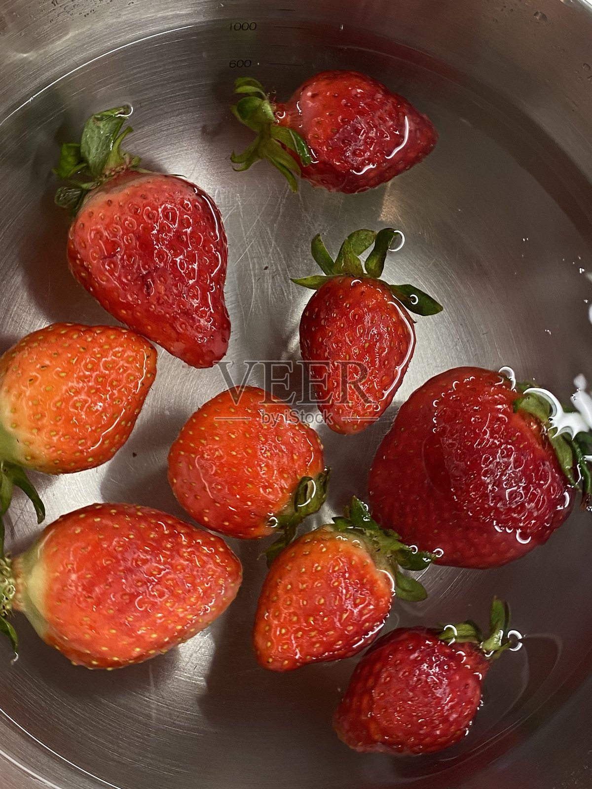新鲜多汁的草莓照片摄影图片