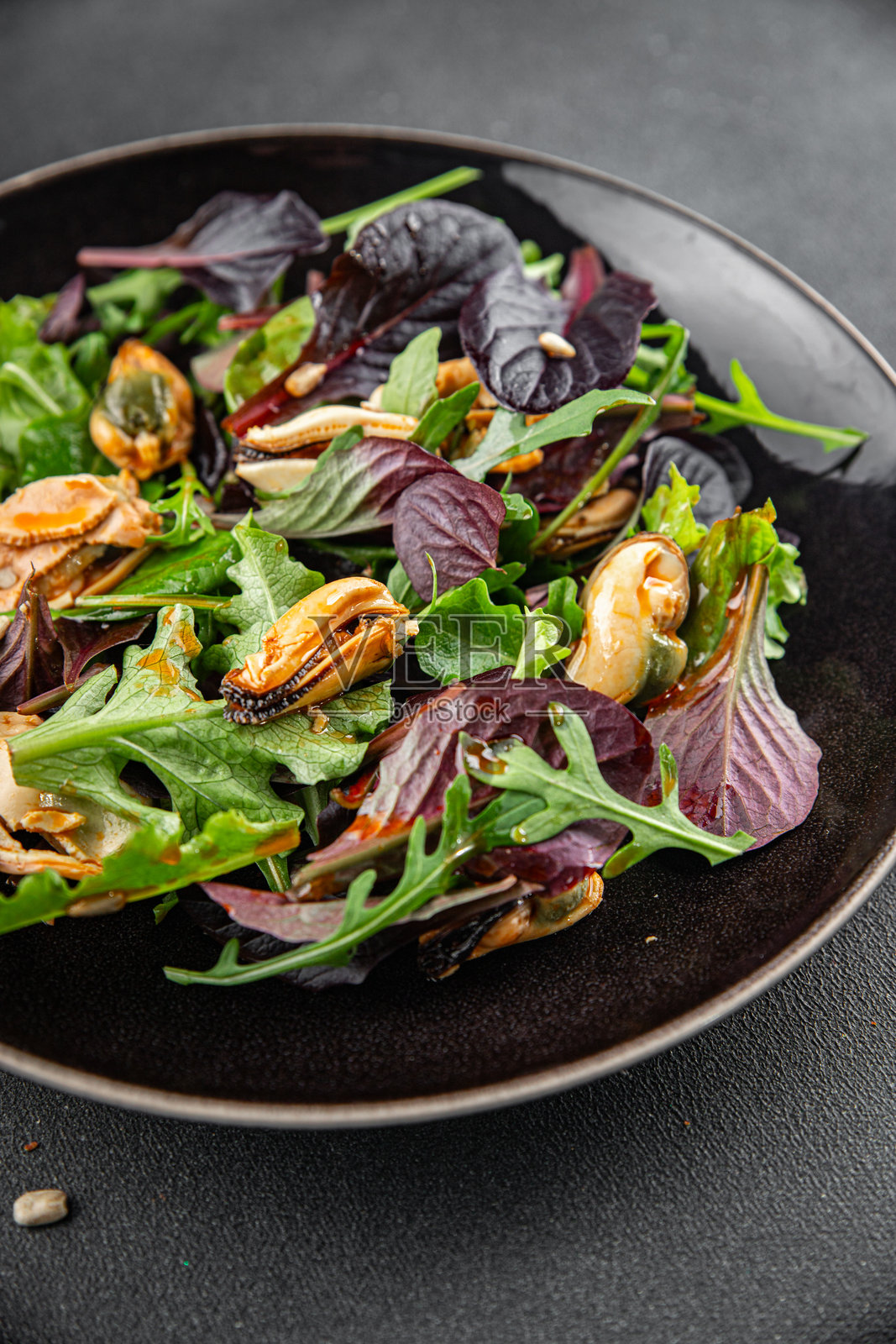 贻贝沙拉,混合生菜和海鲜,新鲜美味的美食,精致的美食背景,桌面上的乡村风格,俯视图,留白,生酮和古饮食,素食主义,海鲜素食饮食照片摄影图片