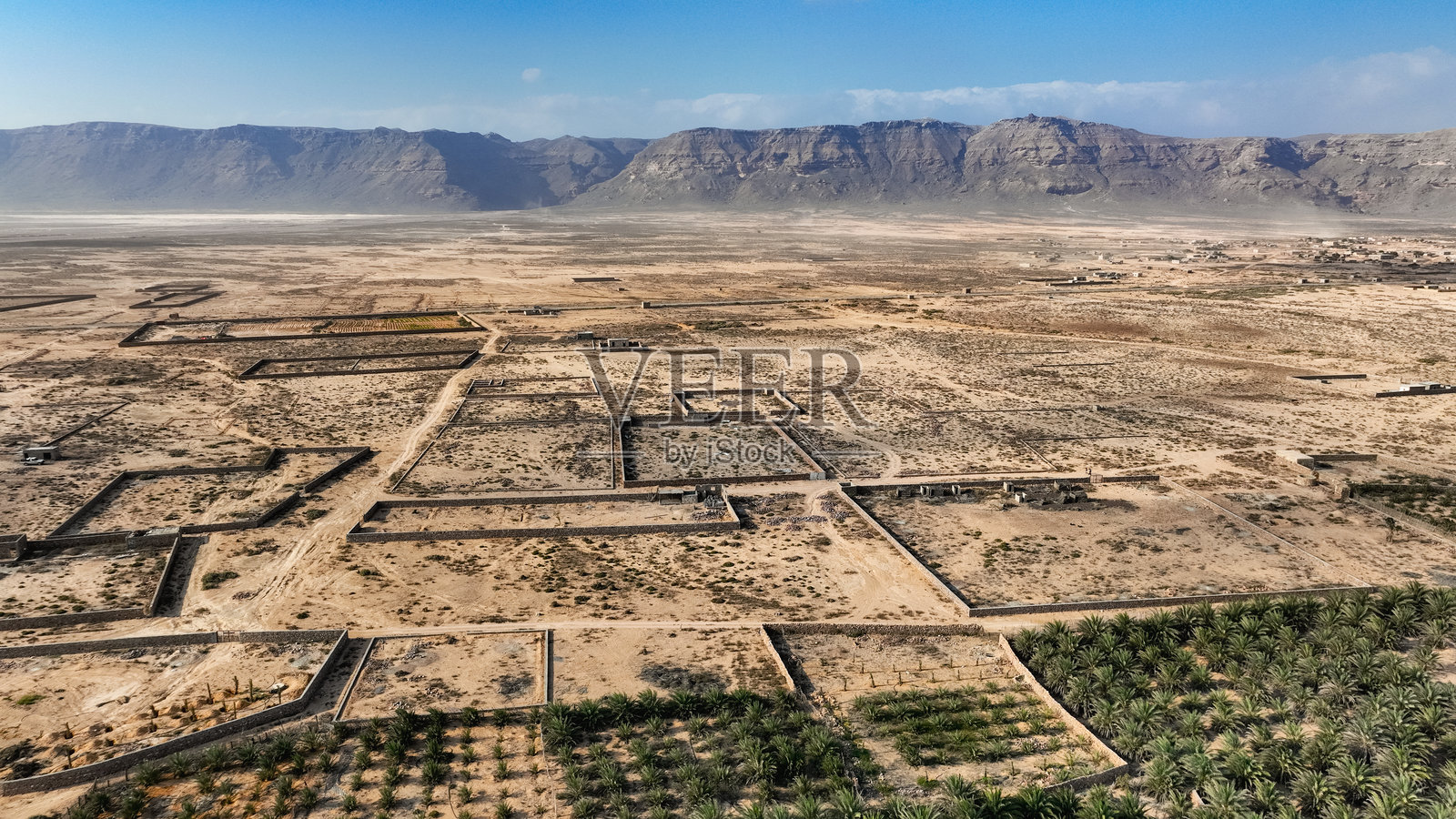 索科特拉岛广袤的地形,展现出农业田野与山脉背景的美景照片摄影图片