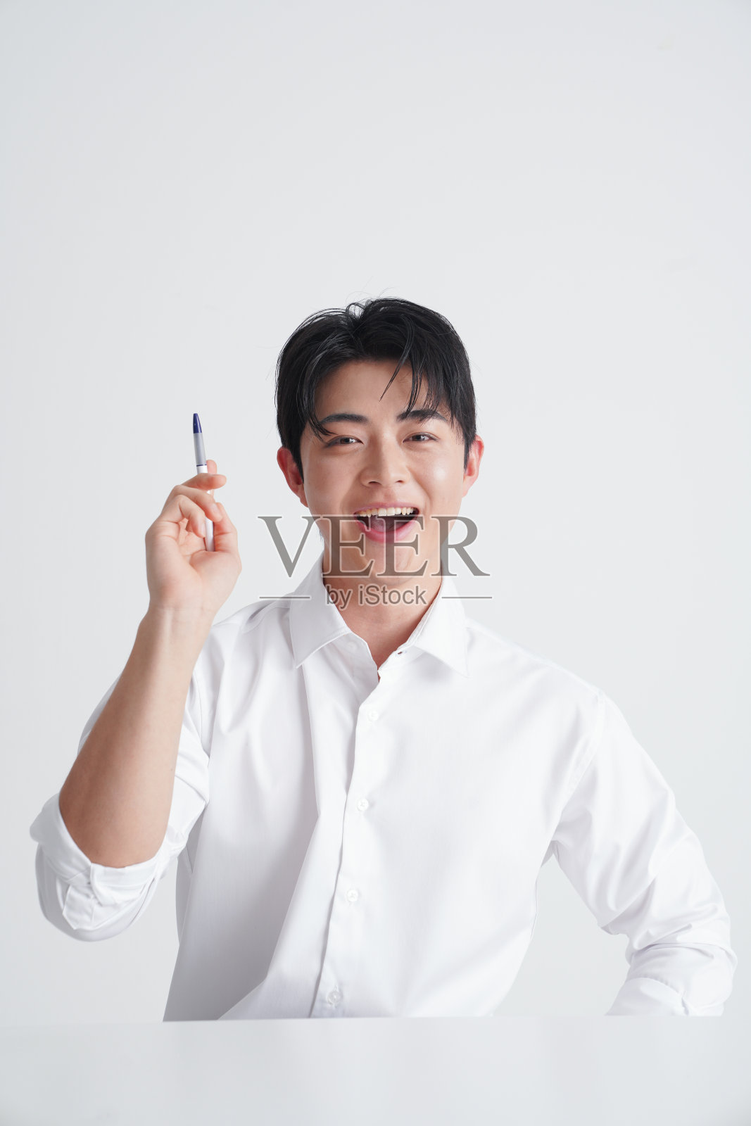 年轻男子穿着白衬衫的肖像照片摄影图片