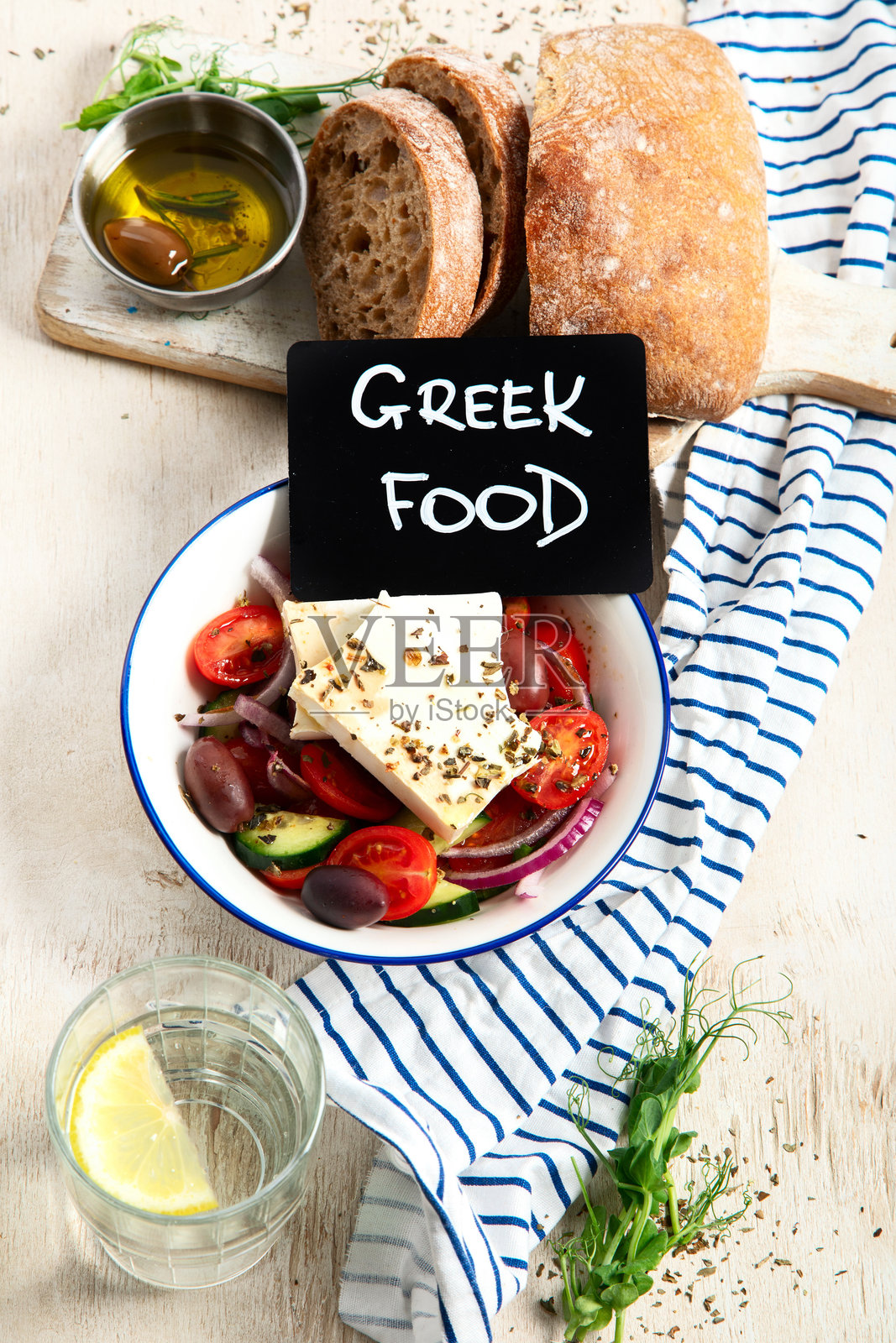 新鲜希腊沙拉。健康饮食。照片摄影图片