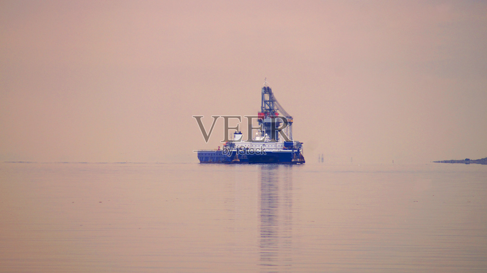 里海上的船用起重机照片摄影图片