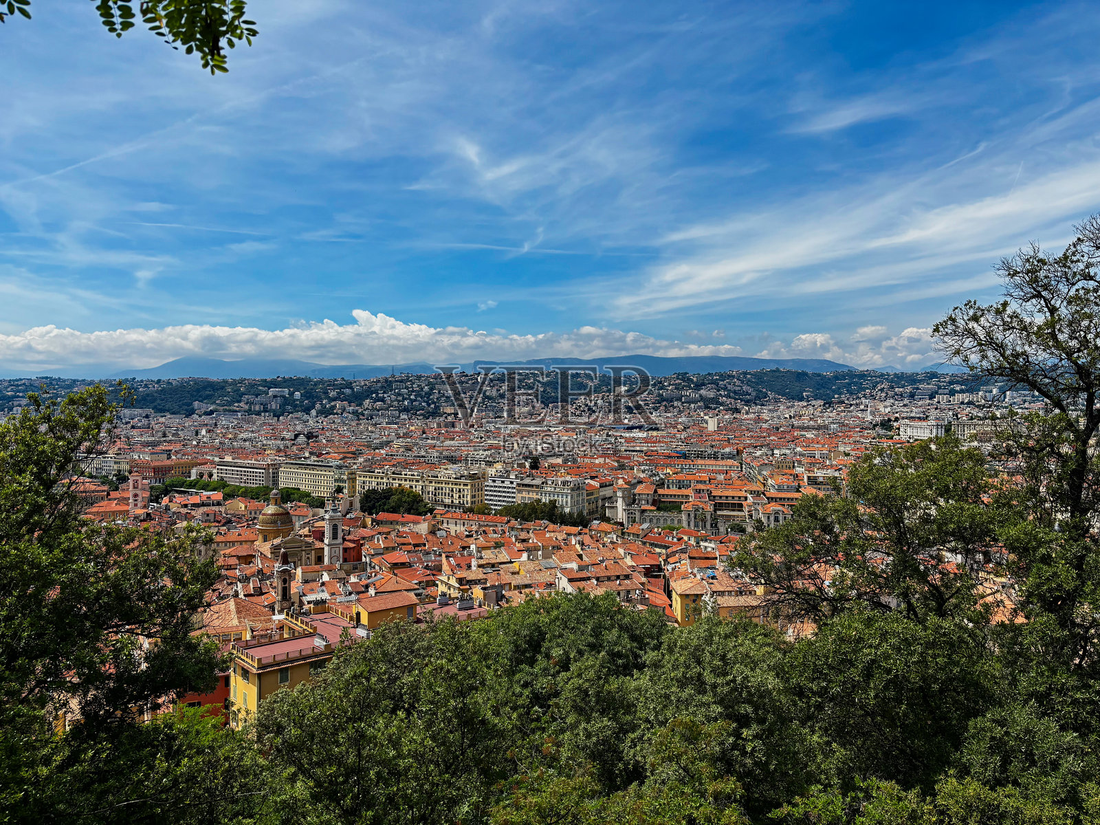 尼斯的鸟瞰图,周围有树木,背景是山脉,法国照片摄影图片