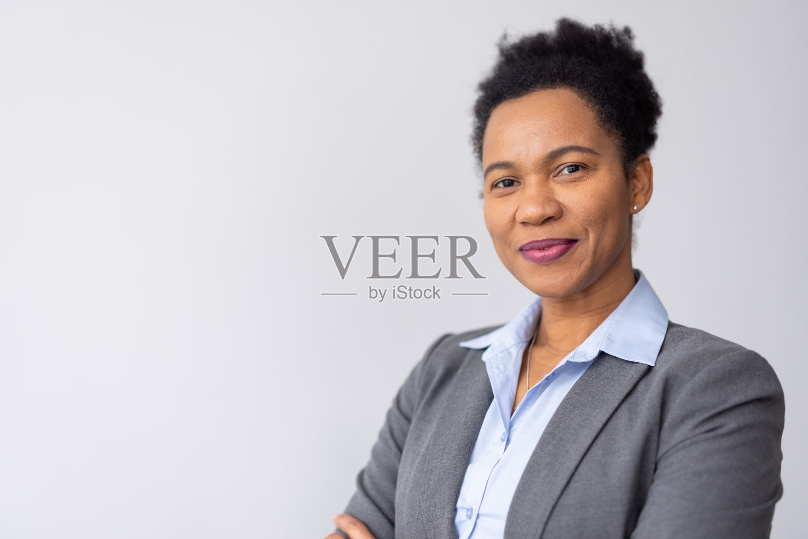 自信的非洲裔美国高管专注于工作照片摄影图片