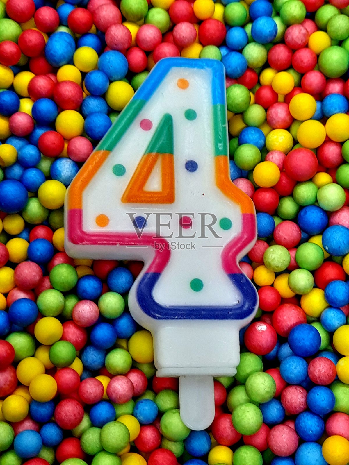 数字4生日蜡烛与五彩球。照片摄影图片