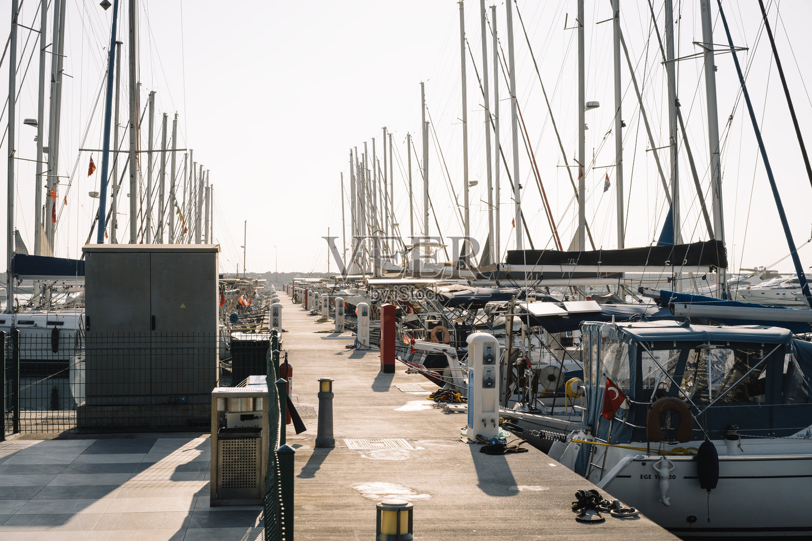 阳光明媚的日子里,帆船在梅尔辛码头停靠照片摄影图片