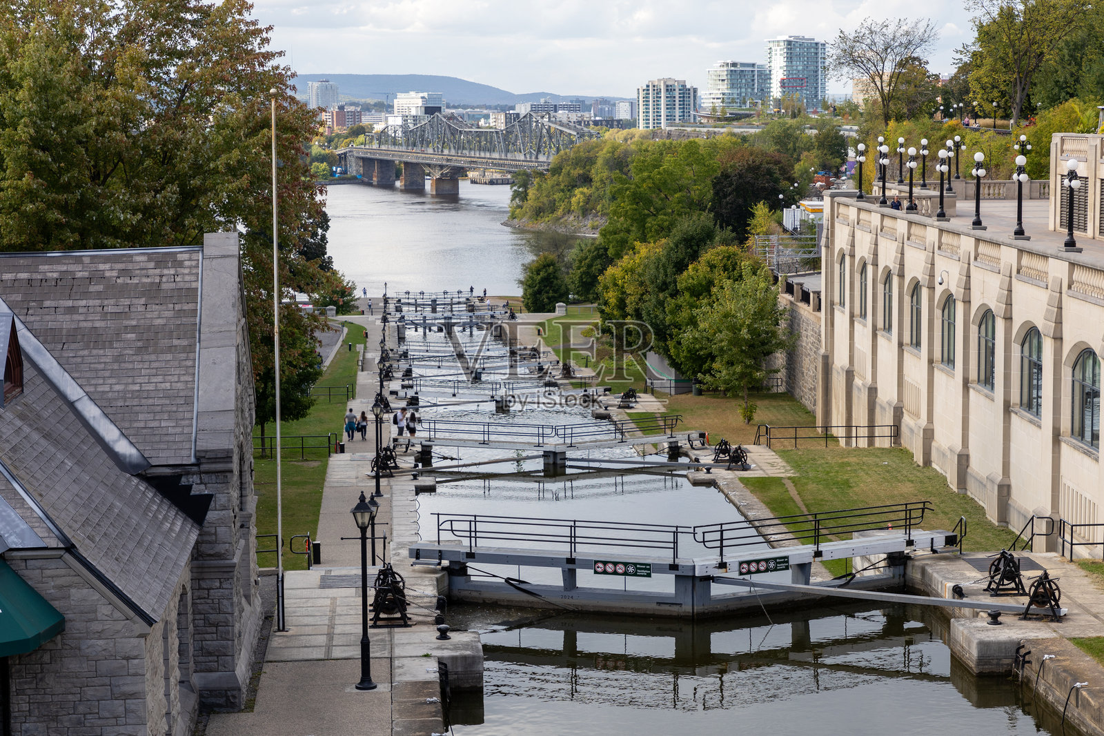 加拿大渥太华的里多运河船闸。俯瞰渥太华河、桥梁和魁北克的加蒂诺市。照片摄影图片